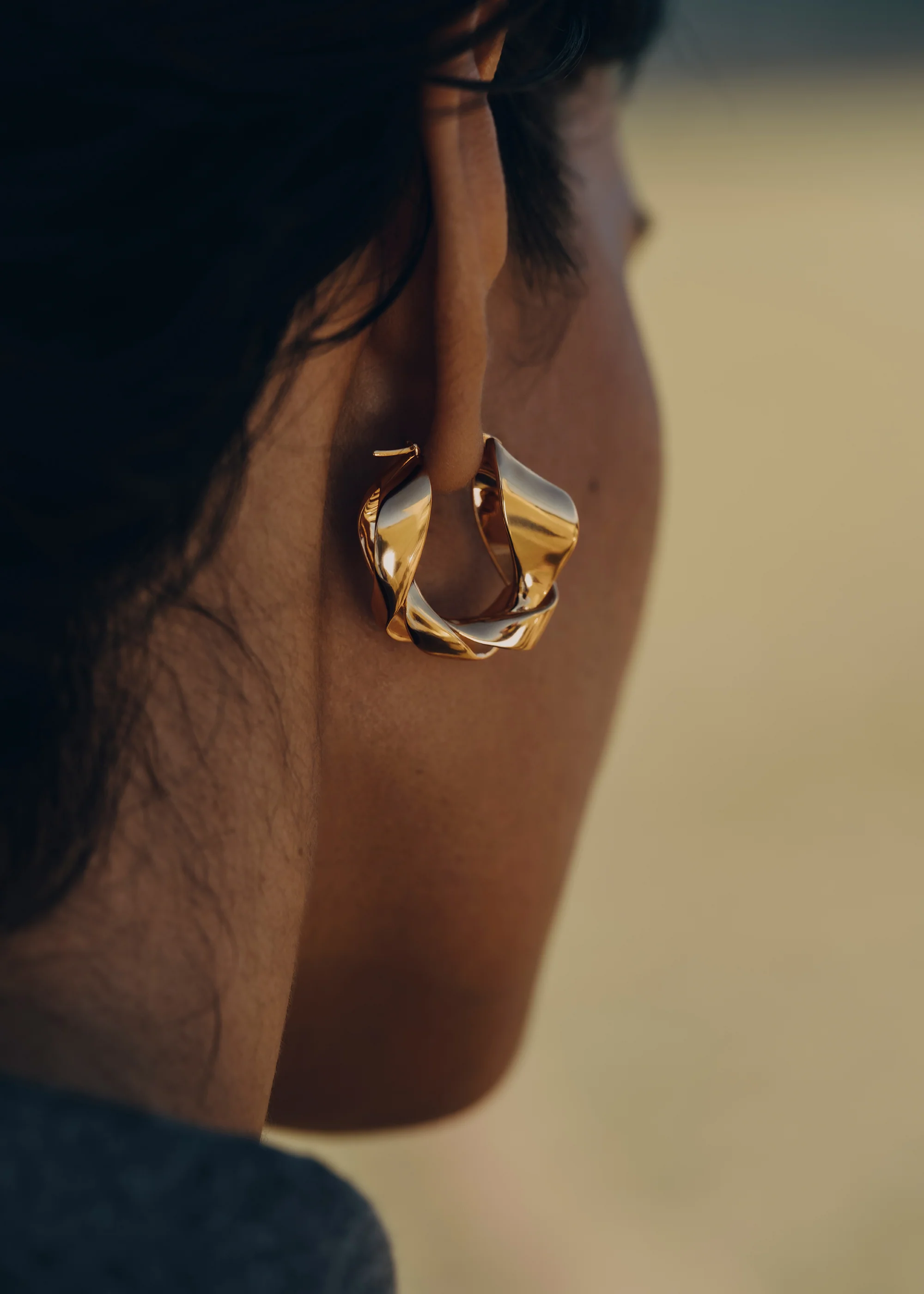 Éole Wavy Hoop Earrings - 24 carat gold-gilded - Image 3