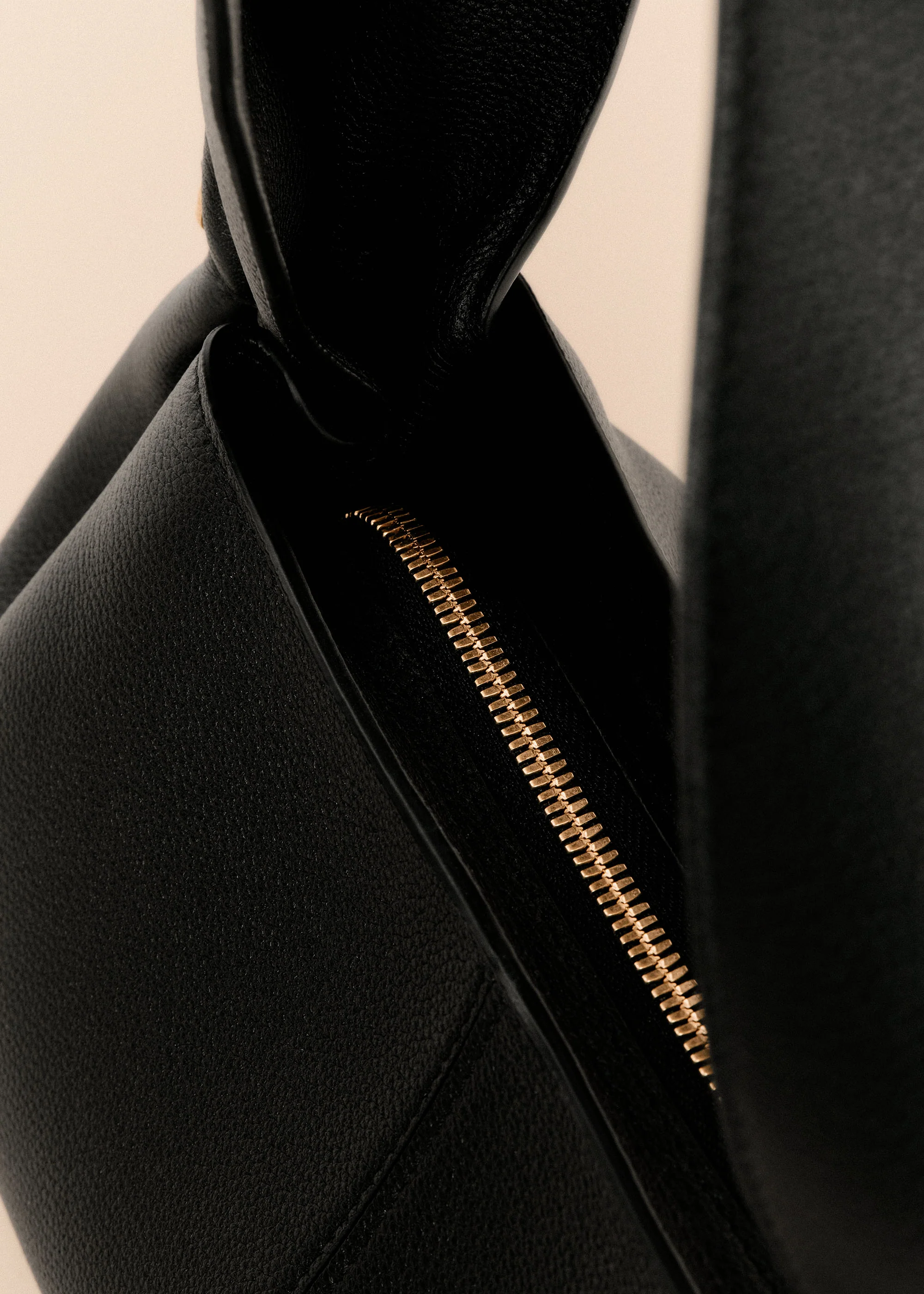 Numéro Neuf East West - Textured Black - Image 5